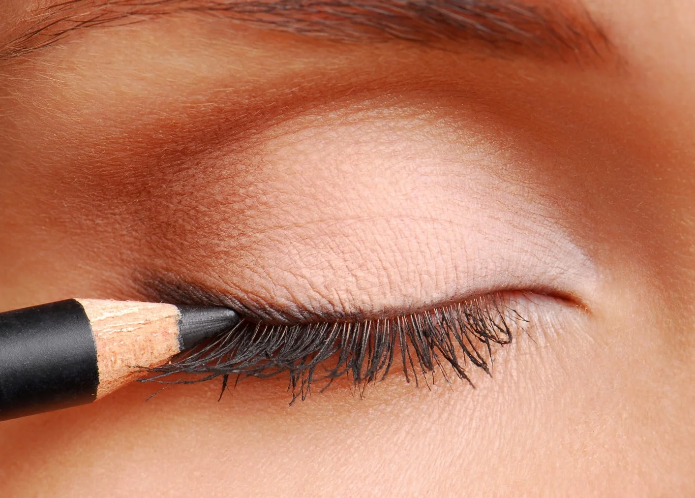 Lapiz-de-ojos-negro-mujer-ojo-cerrado-pestanas-largas