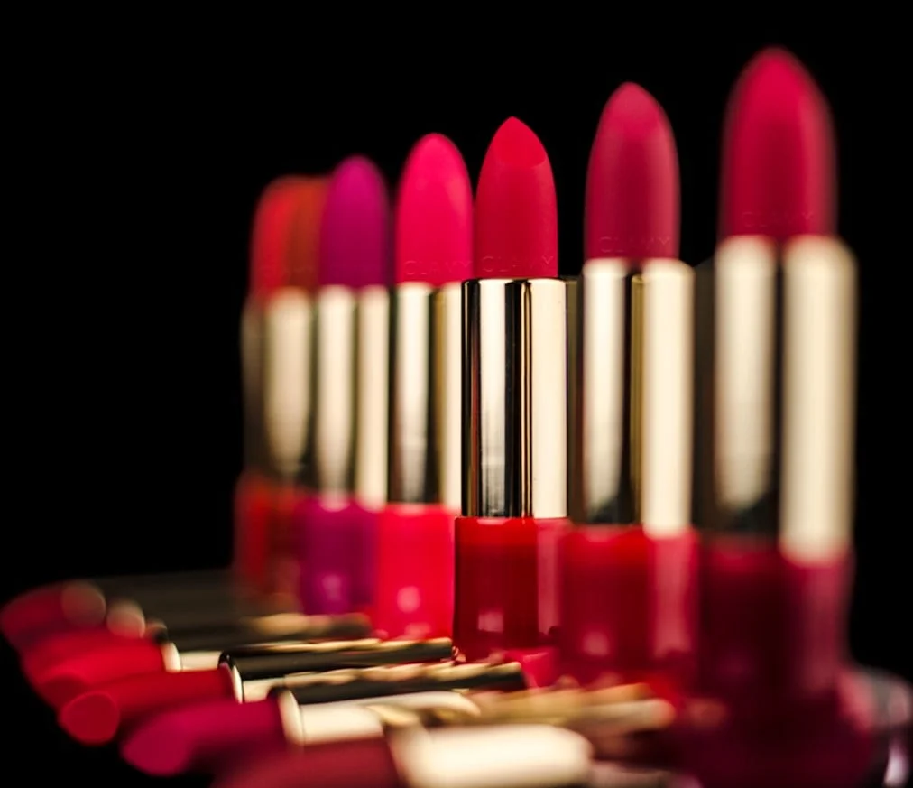 Pintalabios-rojos-mates-con-fondo-negro