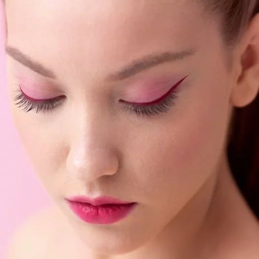Foto mujer llevando maquillaje rosa