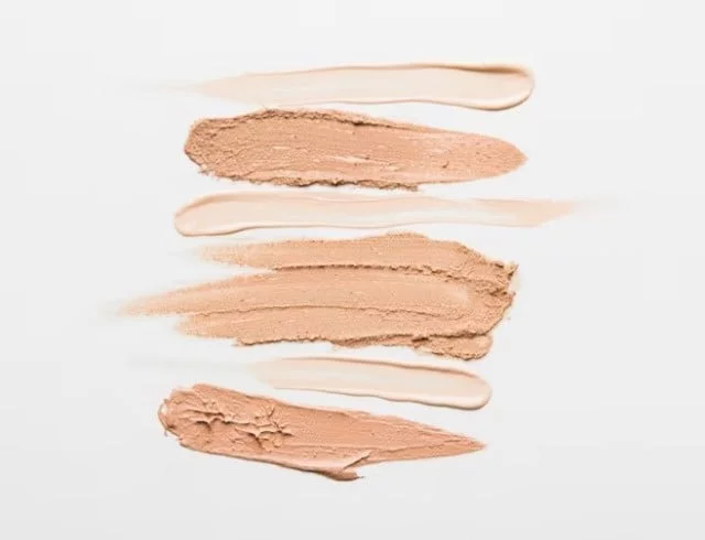 Manchas de base de maquillaje hechas sobre un fondo blanco