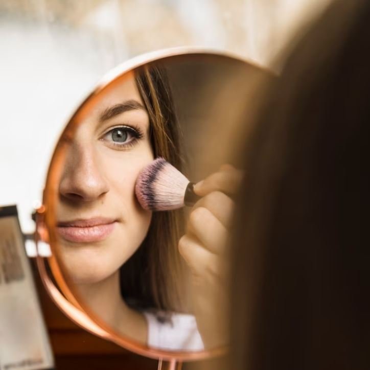 Mujer en espejo Base de Maquillaje para Pieles Mixtas