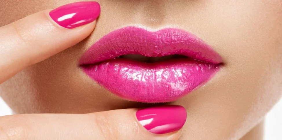 labios de mujer joven con Pintalabios rosa brillante