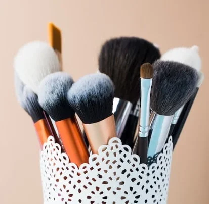 Bote con pinceles de maquillaje