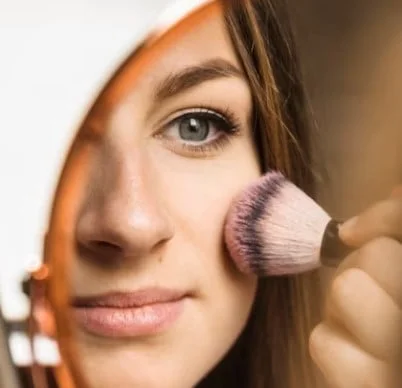 Brocha para colorete con chica en espejo