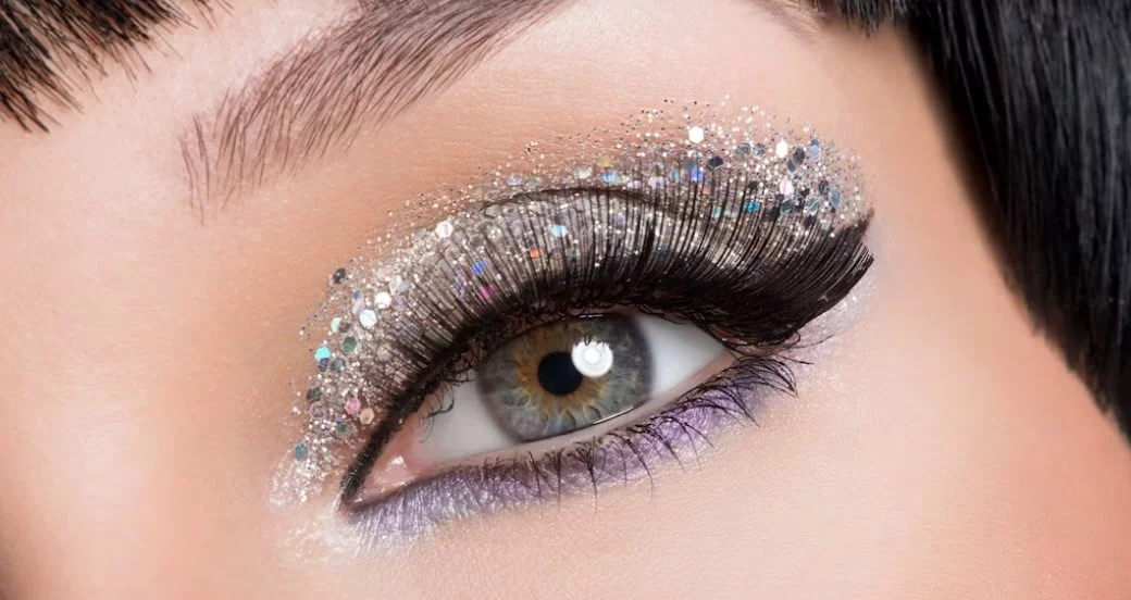 Ojo de mujer con fantasia de sombras en parpado