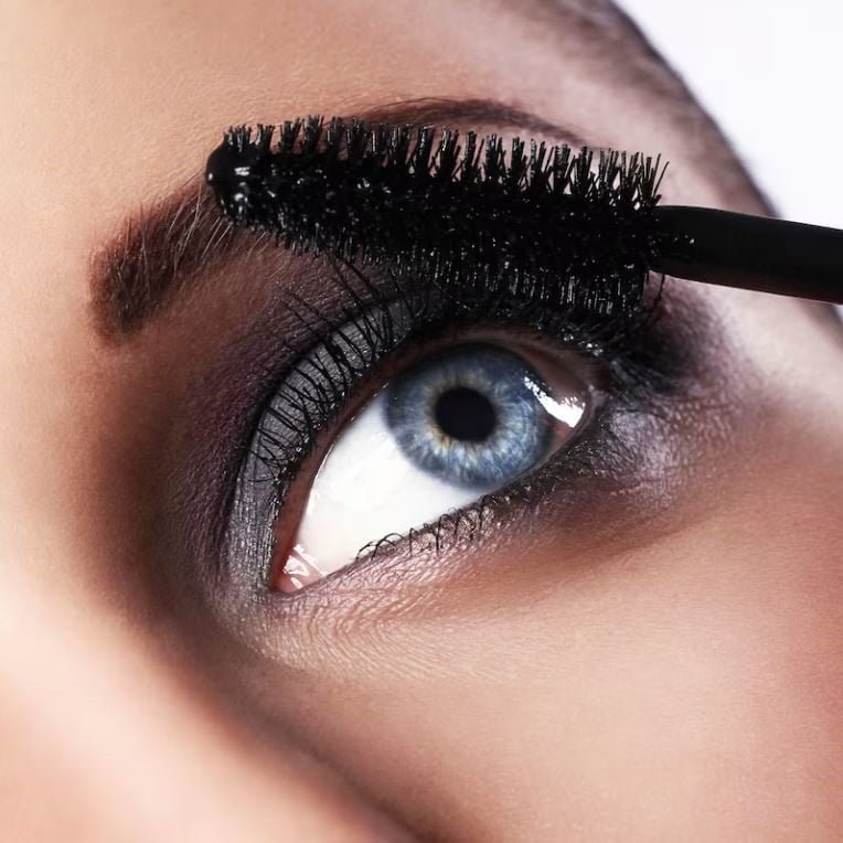Ojo poniendose mascara de pestañas
