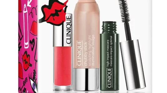 Varios productos de CLINIQUE para labios, rostro y pestañas.