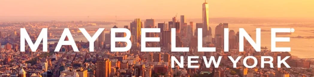 Skyline de New York en tonos ocre y logo Maybelline New York letras blancas