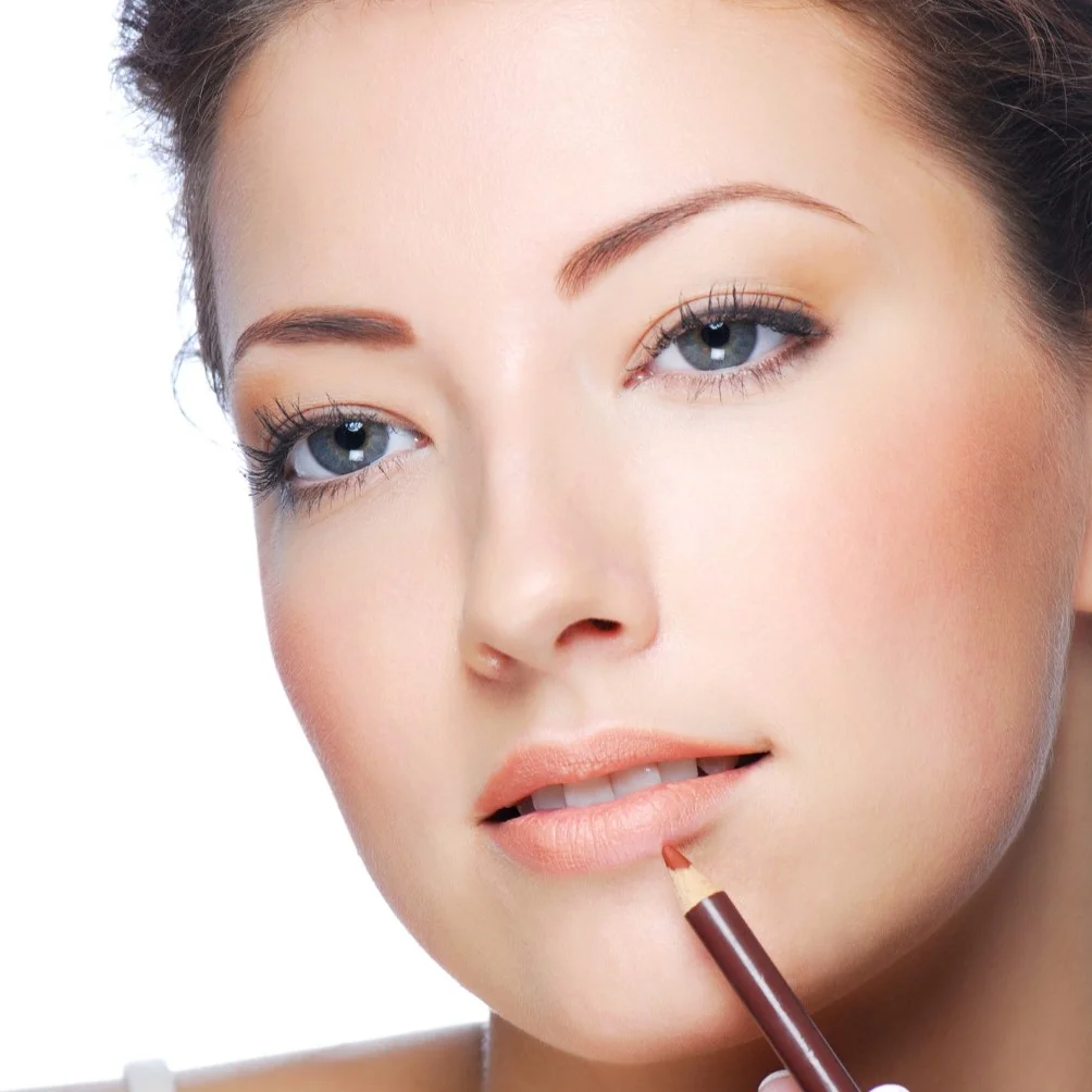retrato-mujer-hermosa-aplicando-lapiz-labial-pincel-corrector-labios