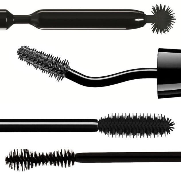 varios cepillos de mascara de pestañas negra
