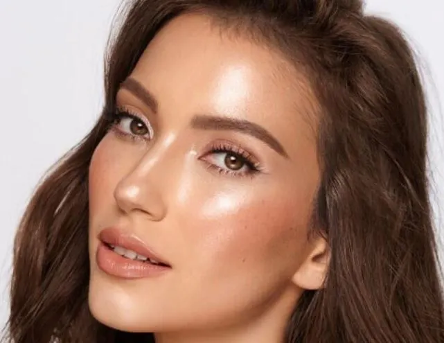 Mujer-con-iluminador