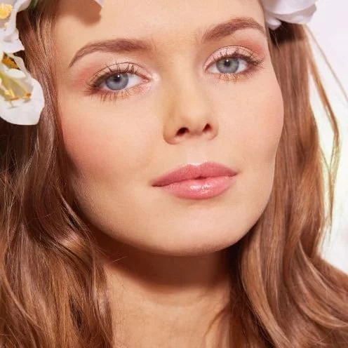Mujer con maquillaje natural